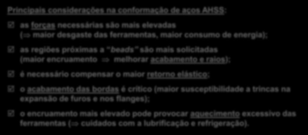 Conformação de aços AHSS 61 Principais considerações na conformação de aços AHSS: as forças necessárias são mais elevadas ( maior desgaste das ferramentas, maior consumo de energia); as regiões