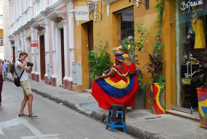 desfruta das bebidas em barra aberta passando pelos bairros mais animados da