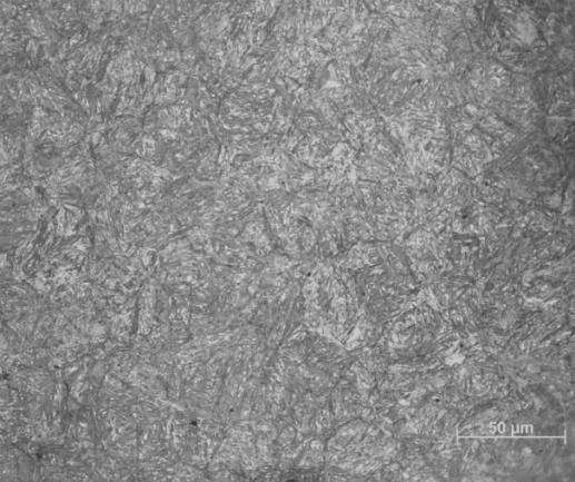 17 Figura 11. Micrografia da amostra temperada após ataque químico com nital 2%. Aumento de 500x.