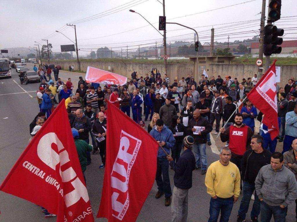 Informe FUP 11.07.2013 Trabalhadores tomam as ruas do país e dão show de organização!