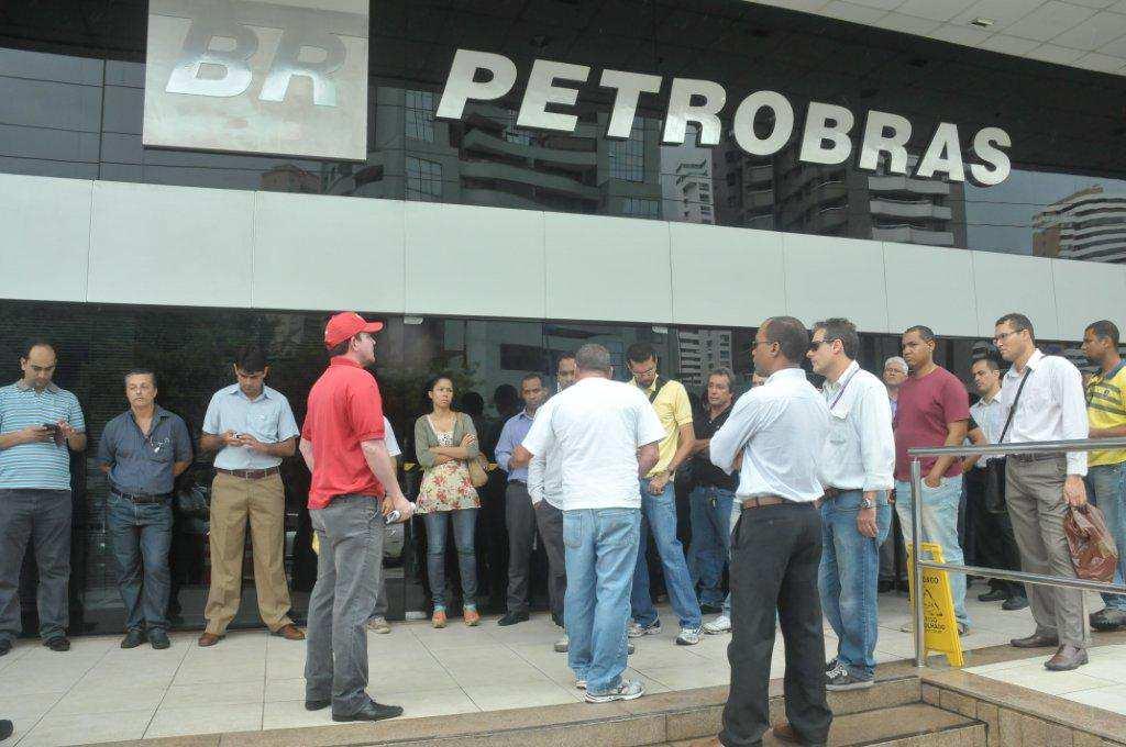 ESPÍRITO SANTO O Sindipetro-ES convocou a todos os trabalhadores das áreas operacionais a suspenderem a emissão de Permissões de Trabalho por 24 horas nesta quinta-feira.