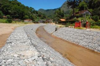 2011) com 300 moradias a serem removidas -, figura 5a, mas, lamentavelmente, esta medida que poderia aumentar as chances das moradias em risco não serem reocupadas pelos antigos moradores, não se