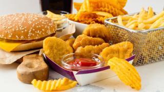 Direito de imagem Getty Images Image caption Consumo excessivo de 'junk food' é apontado como uma das razões que explicam a 'carga dupla da má nutrição' Ranjan Yajnik, professor especialista em