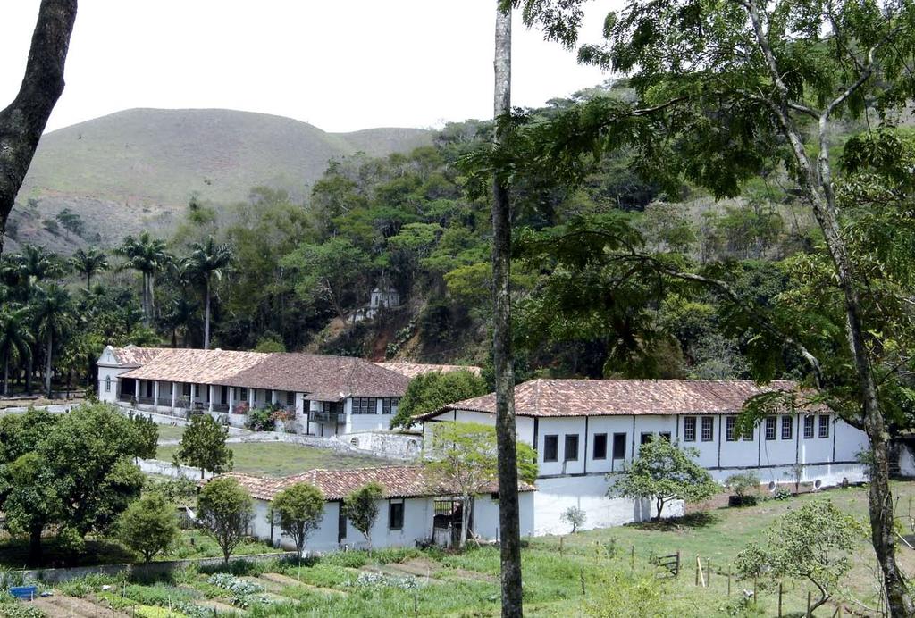 histórico A família Faro foi pioneira no desbravamento de terras que se situam à margem esquerda do Rio Paraíba do Sul, atual município de Barra do Piraí, outrora município de Valença.