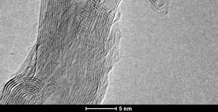 63 Imagem de microscopia eletrônica de transmissão de um MWNTs parcialmente preenchido, crescido sobre o