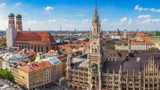 Munique, a capital do estado da Bavária, é famosa pela sua festa da cerveja, Oktoberfest, celebrada sempre no mês de setembro.