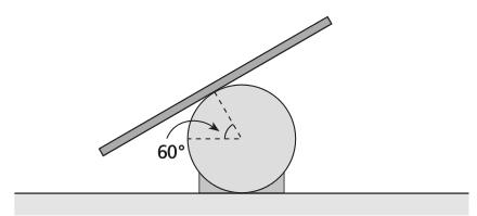 a) 10 cm b) 15 cm c) 20 cm d) 25 cm e) 30 cm Questão 15 (Mack-SP) Uma tábua rígida é colocada sobre um cilindro fixo, ficando em equilíbrio e na iminência de escorregar, como mostra a figura.