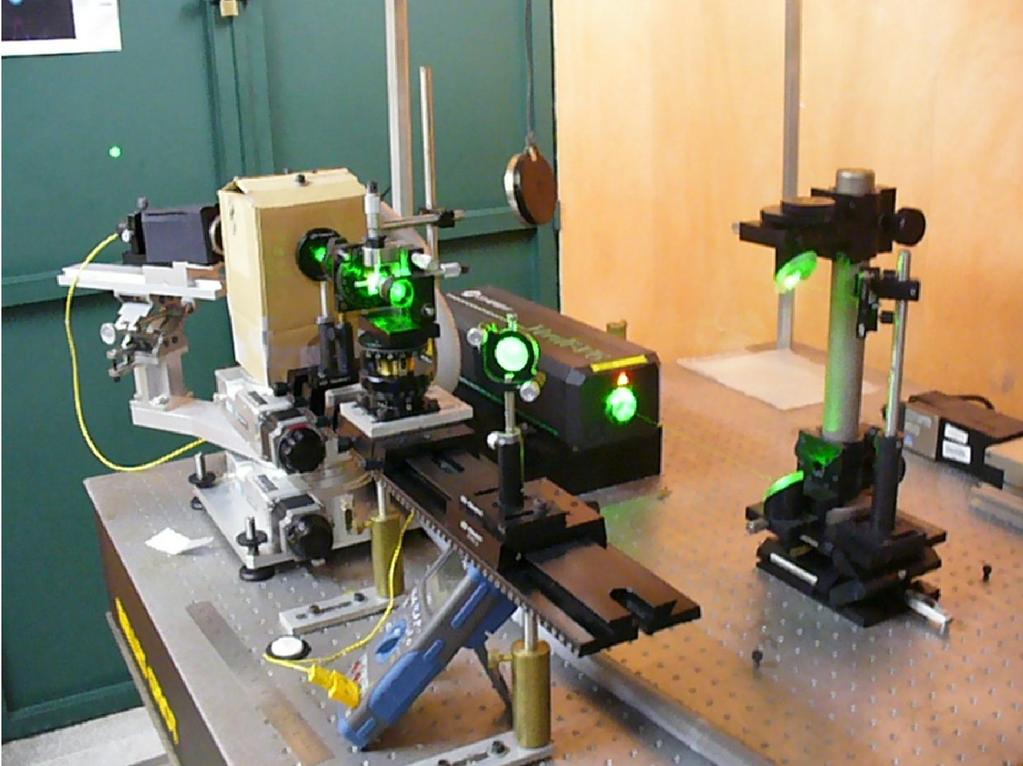 Figura 1 Equipamento de SLS/DLS montado no grupo de fluidos complexos do IFUSP. O equipamento é composto de um laser (marca Verdi V-6) verde, de 532 nm, linearmente polarizado.