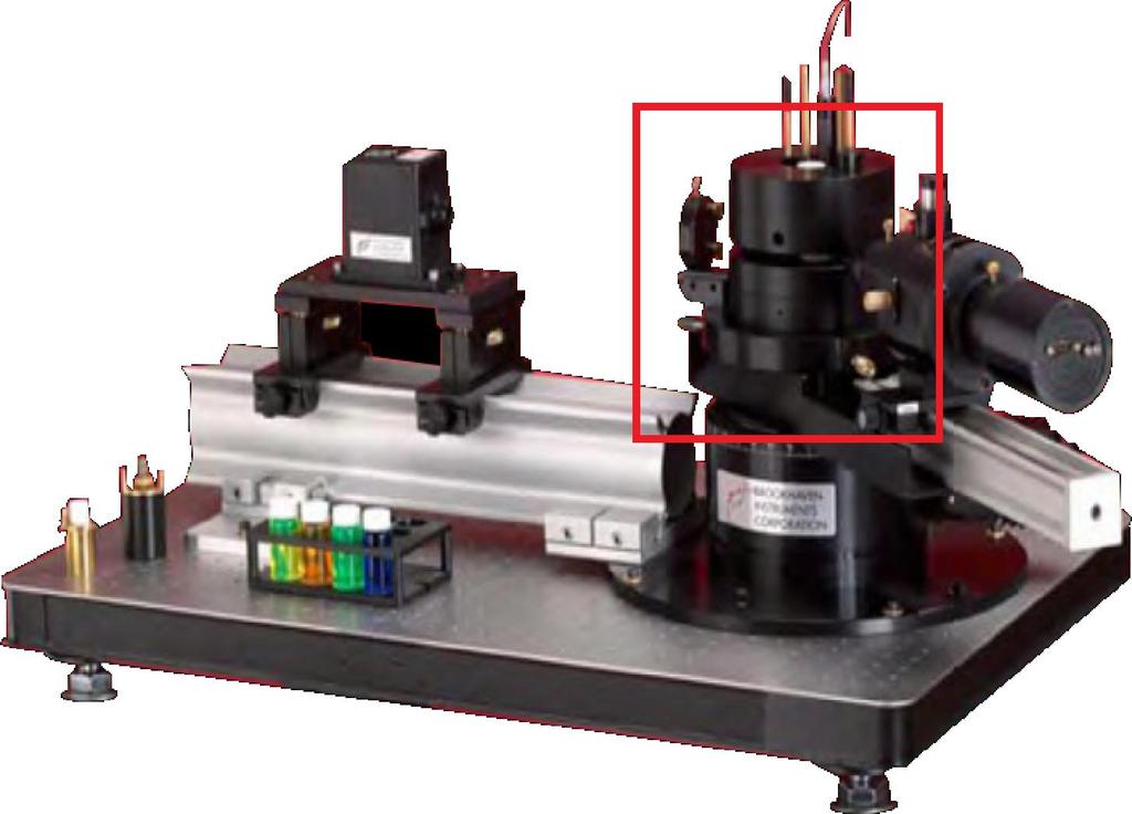 Figura 2 equipamento de SLS com acessório para contrast match. Acima: equipamento da Brookhaven indicando o laser, o porta amostras (indicado no retângulo) e detetor (à esquerda).