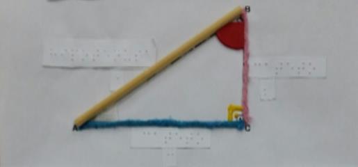 6. Registro iconográfico: Sim Figura 1 Adaptação em alto relevo no triângulo retângulo adaptado (RTA). Fonte: Elaboração da autora com o auxílio do NAPNE, 2016. 7.