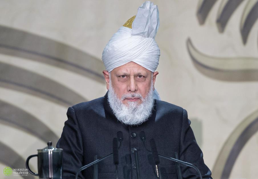 Líder Muçulmano diz que as potências mundiais estão cegas pela visão curta e limitada No dia 17 de março de 2017, o Chefe Supremo e o Quinto Califa da Comunidade