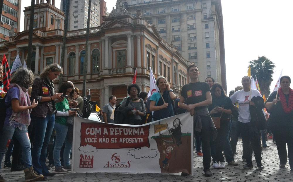 Concentração no Largo Glênio Peres (esquerda) e ato em frente ao Palácio Piratini (direita) Dezenas de trabalhadores, diversos sindicatos e centrais e organizações populares e estudantis se