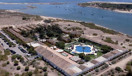 jacuzzi, parque de estacionamento gratuito e praia concessionada. Situado em Tavira, no centro da cidade e a poucos metros da Ria Formosa e do Rio Gilão.