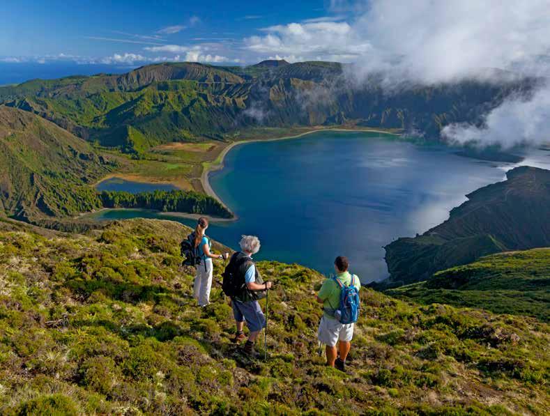 SÃO MIGUEL - NATUREZA VIVA TOTAL LAGOA DO FOGO num percurso que combina montanha e planície.