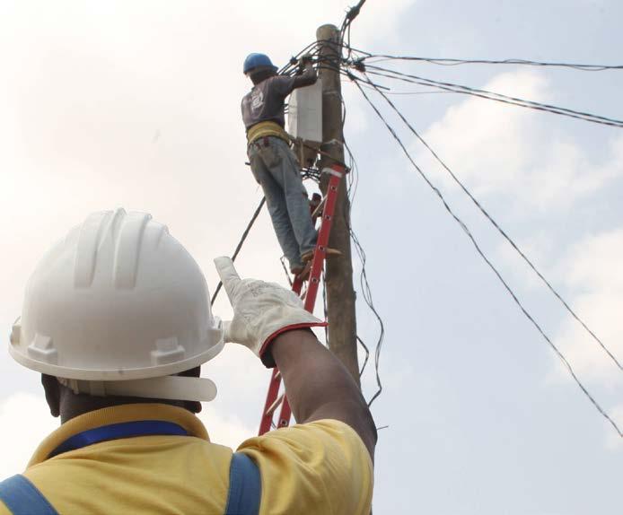 PROJECTO DE ELECTRIFICAÇÃO DE LUANDA Mais de 300 mil famílias com acesso a energia Mais de 300 mil famílias dos municípios de Cacuaco e Cazenga vão ter acesso a energia eléctrica com a conclusão,