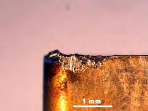 A microscopia realizada por MEV visando comprovar a presença de APC na superfície de corte da ferramenta está apresentada na Figura 5.21.