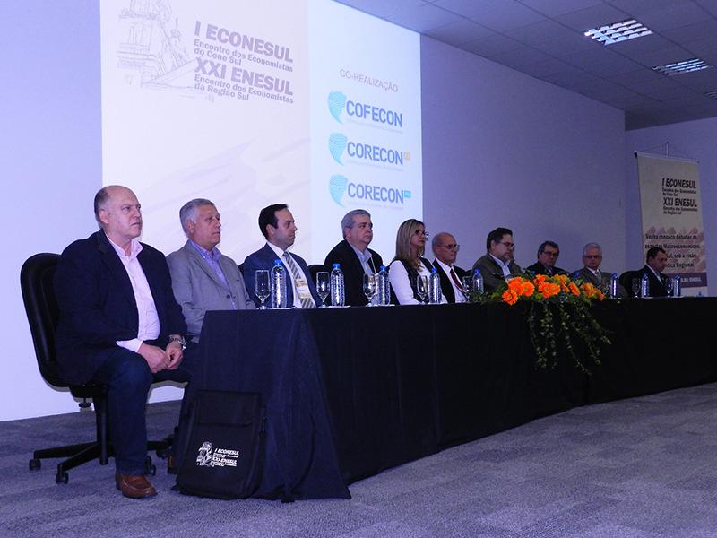 I ENCONTRO DOS ECONOMISTAS DO CONE SUL ECONESUL E XXI ENESUL O I ECONESUL e o XXI ENESUL tiveram como objetivos, reunir os representantes dos Conselhos Regionais de Economia dos Estados de Santa