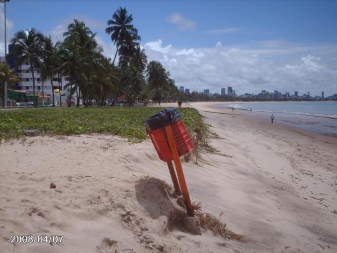 Ficou bem nítida essa situação, com as edificações sendo demolidas por ação marinha.