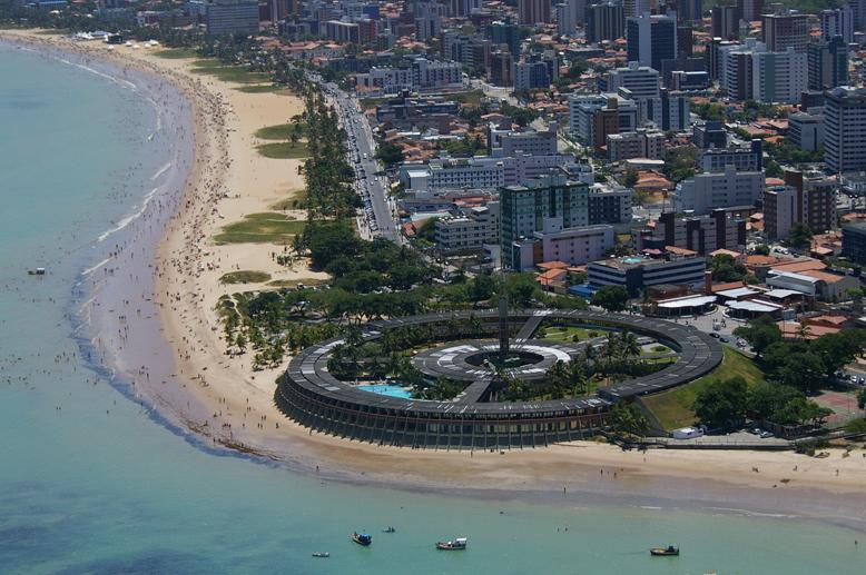 Figura 10 O hotel Tambaú como gabião de retenção de areia num lado e vazio do outro. Acessado em 17/03/2009 - http://www.ecotabatinga.com.br/galeria/imgp6865.