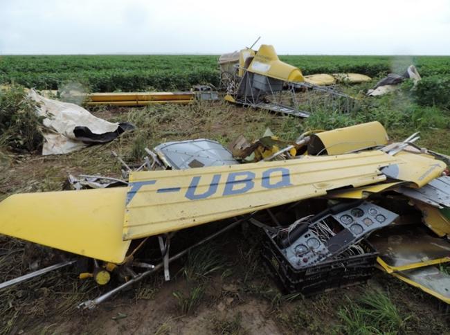 de um caminhão e retiradas do local da ocorrência sem autorização da Comissão de Investigação (Figura 1). Figura 1 - Vista da aeronave desmontada após o acidente.