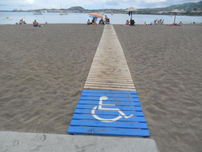 Os sanitários para pessoas com mobilidade reduzida têm de ser concebidos para utilizadores de cadeiras de rodas e portadores de outras incapacidades.
