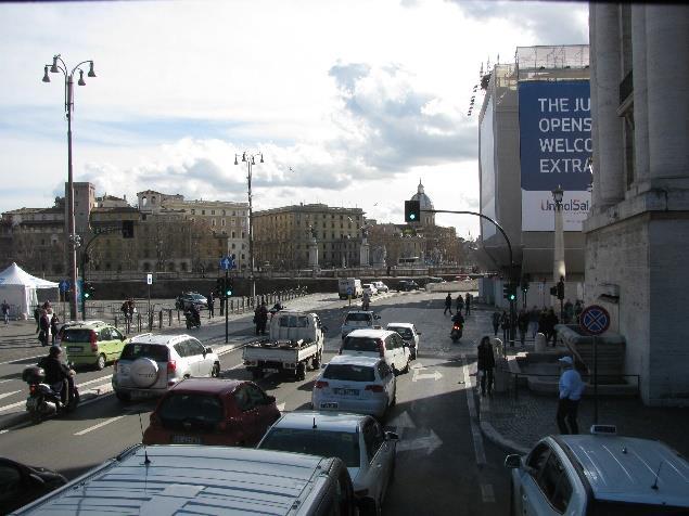 Come avviene tutte le grandi città, se si sceglie fare il tragitto macchina, è bene avere mente che il traffico di Roma è imprevedibile, quindi il percorso che normalmente dura circa 40 minuti può