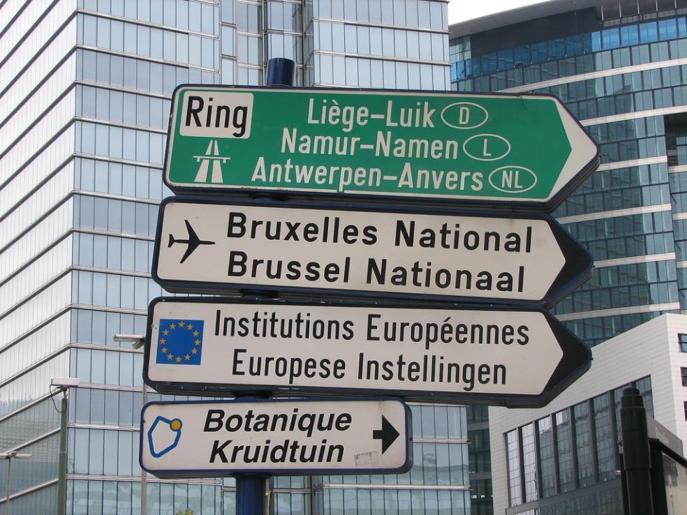 presente em países ou regiões que possuem mais de uma língua oficial, como é o caso da Bélgica. Imagem 2 Placas de sinalização em Bruxelas Fonte: https://www.flickr.