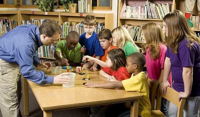 Observando as aulas ocorrendo em uma escola, é