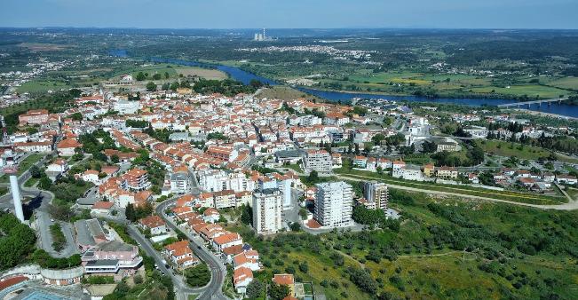 O sector terciário tem um peso preponderante na economia local, ultrapassando os 51 % na responsabilidade do