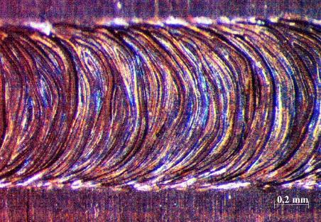 A figura 4 mostra o cordão de solda realizado na condição de bead on plate utilizando energia de pulso de 10J e largura temporal de 10ms Figura 4 Macrografia, cordão de solda na condição "bead on