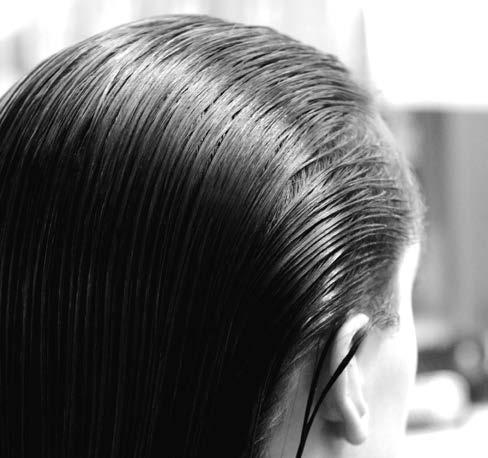No cabelo pré aquecido, aplique a mistura hidratante de Dark Oil e Condicionador Hydre e massageie para um cabelo suave e revigorado.