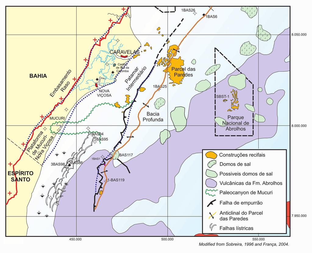 em frente a Caravelas, na Bahia (Mohriak, 2004; França, 2004), e o Parcel das Paredes como um alto batimétrico coberto por recifes.