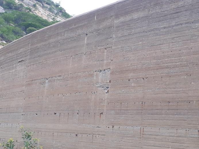 Orifício na crista da barragem Marechal Dutra. Imagem 5.