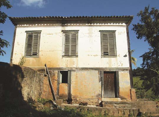 Reflexos da adoção de novos hábitos são percebidos nas construções de interesse histórico em geral, nesse caso, nas janelas externas das fachadas, principal e lateral.