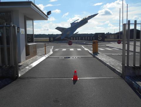57m Acesso à Base Aérea nº 5 Situado na entrada da Porta de Armas da Base Aérea nº 5. 39º 49 59.