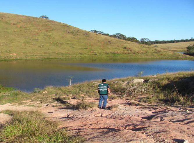 Figura 20 - Margem de represa de abastecimento público com erosões