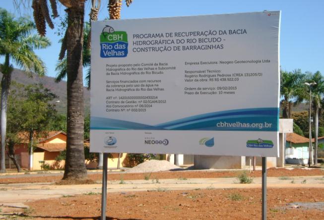 Figura 46 - Placa de obra com informações do projeto instalada na