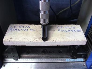 798 (a) Figura 10. (a) O ensaio do compósito com 5% de piaçava, em (b) mostra o corpo de prova ensaiado.