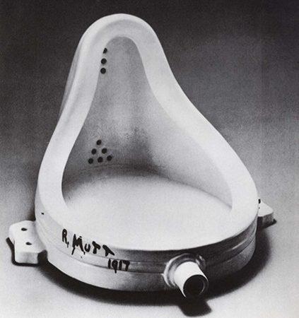FONTE (1917/64) Marcel Duchamp O item bizarro exemplifica a noção de se tirar um objeto comum de seu cenário habitual para colocá-lo num contexto novo e incomum.