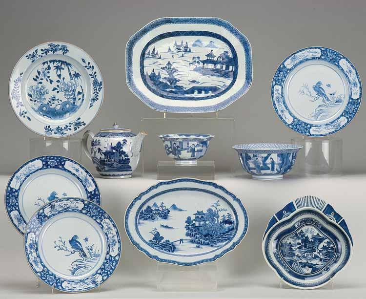 813 811 816 812 814 815 817 818 819 811 PRATO DE GRANDES DIMENSÕES, porcelana da China, Companhia das Índias, decoração a azul Jardim com flores, reinado Qianlong, séc. XVIII, esbeiçadelas; Dim.