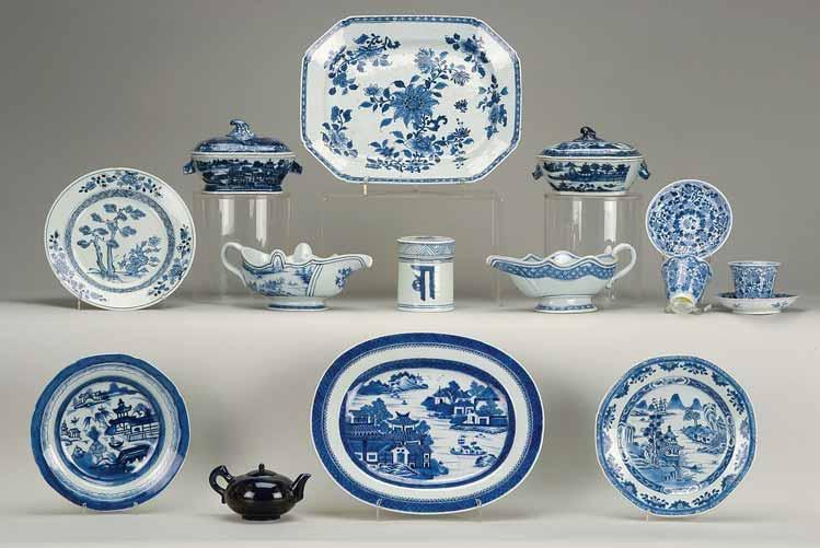 823 821 826 820 822 824 825 827 828 829 830 831 820 PRATO, porcelana da China, decoração a azul Paisagem oriental, reinado Qianlong, séc. XVIII, esbeiçadelas Dim.