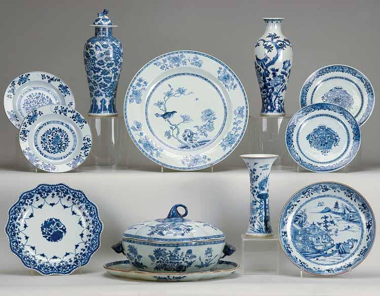 833 835 832 834 836 839 837 838 840 832 PAR DE PRATOS, porcelana da China, decoração a azul Flores, reinado Kangxi, séc. XVII/XVIII, pequenas esbeiçadelas Dim.