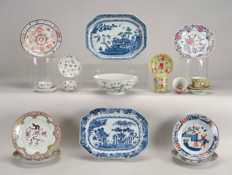 669 670 671 672 673 674 675 676 677 669 PRATO, porcelana da China, decoração policromada Imari Flores, reinado Qianlong, séc. XVIII, desgaste na decoração Dim.