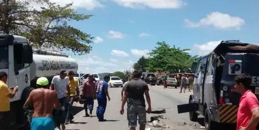 Bandidos explodem carroforte na PE-120 em Bonito Bandidos fortemente armados interceptaram o veículo no Trevo do Formigueiro e efetuaram vários disparos Assalto a carro-forte em Bonito (Foto: Arquivo