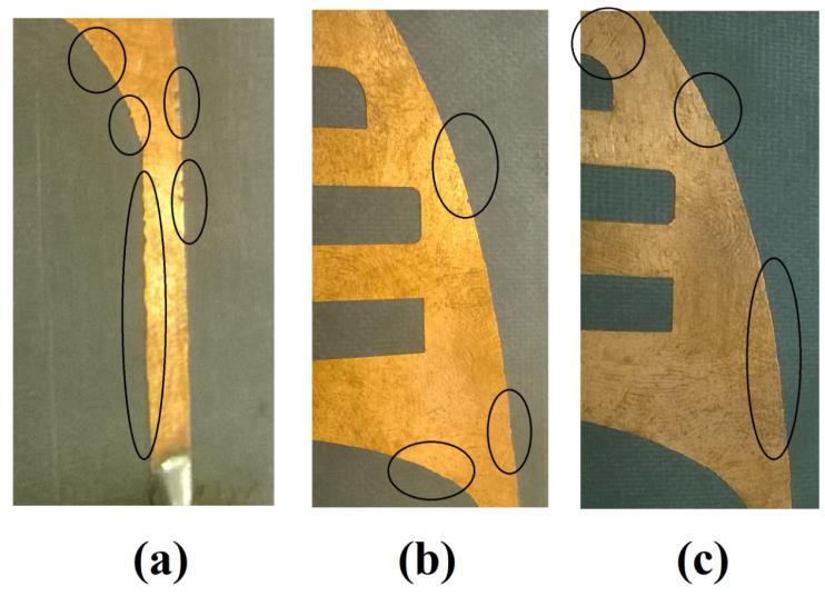 Protótipo da antena. (a) Vista superior. (b) Vista inferior. Figura 4.2. Algumas imperfeições decorrentes do processo de prototipagem. (a) Pequenas irregularidades na microlinha de transmissão.