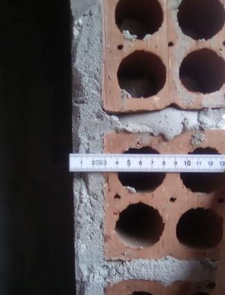 Obtidas as dimensões na obra, elaborou-se a Figura 3 com o demonstrativo das diferenças de espessuras, nele aparece em azul a espessura desejada