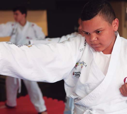 Durante a apresentação das técnicas e kata, mostraram-se dedicados a cada movimento aprendido.