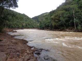 Foto 6. Vista parcial do ponto localizado no rio Passo Fundo, acima da confluência dos rios Passo Fundo e Erechim, na área diretamente afetada da UHE Monjolinho, Nonoai, RS. 2.