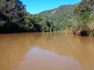 Foto 2. Vista parcial do ponto 2 localizado no rio Erechim, próximo à saída de água da UHE Passo Fundo, na área diretamente afetada da UHE Monjolinho, em Nonoai, RS.