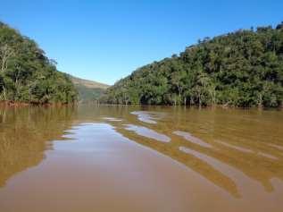 Tem cerca de 80 m de largura, profundidade variando entre 0 e 10 m, água turva, baixa velocidade de fluxo, fundo areia e lodo e sem vegetação aquática.